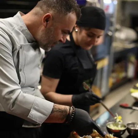 فندق Dim's & Restaurant كورتشي