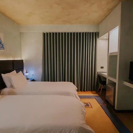 فندق Dim's & Restaurant 4*