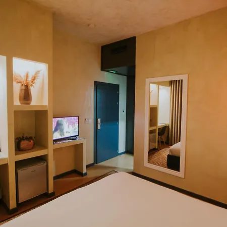 فندق Dim's & Restaurant